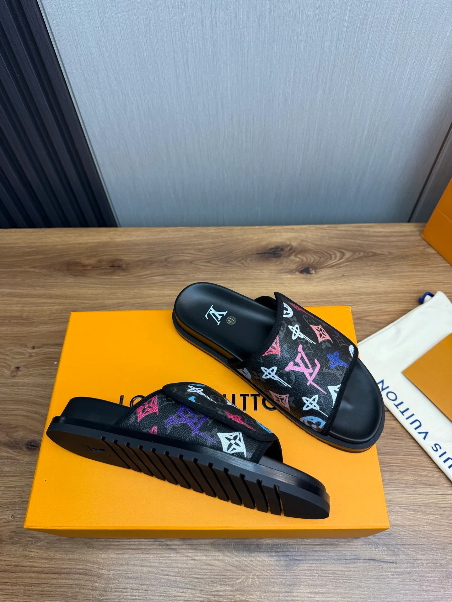 Men's shoes 💰320💰 Lv. hot selling men's slippers 🔥 🩴Official website one to one production 38-45 sizes 45 46 🉑️Customized!